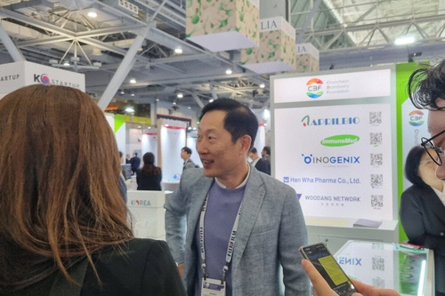 고한승 한국바이오협회장이 6일(현지시간) 미국 보스턴에서 열린 '2023 바이오 인터내셔널 컨벤션'에서 기자들의 질문에 답변하고 있다.  연합뉴스